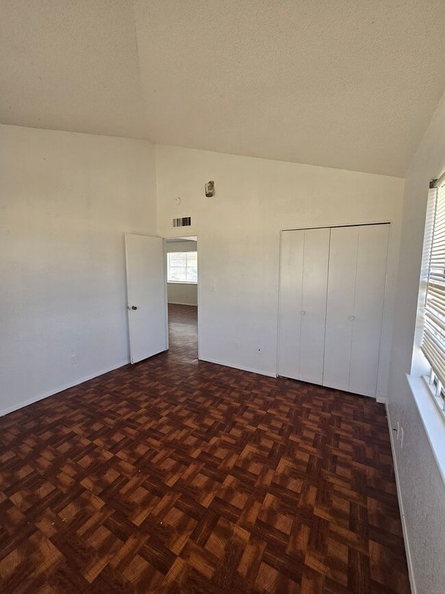 Building Photo - AFFORDABLE EASTSIDE DUPLEX