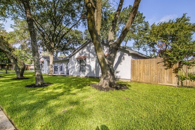 Building Photo - 2716 Pinecone Ln