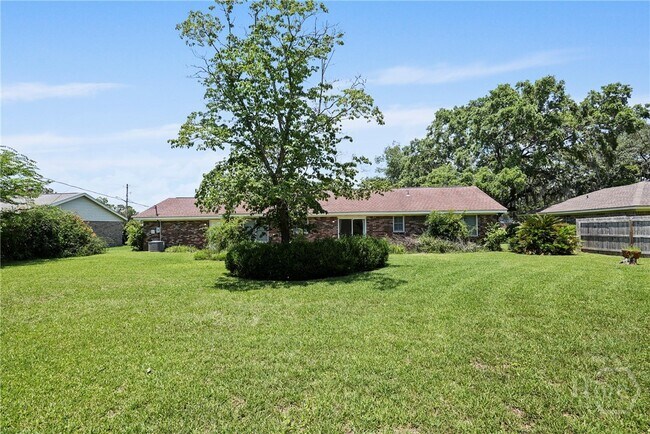 Building Photo - 204 Pine Grove Dr