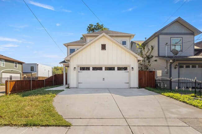 Building Photo - 3122 Chihuahua Ave