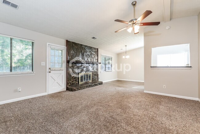 Building Photo - Fantastic 3bd/2ba home! Let yourself in!