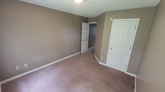 Building Photo - Fabulous 3 bedroom 3 bath walk- out ranch