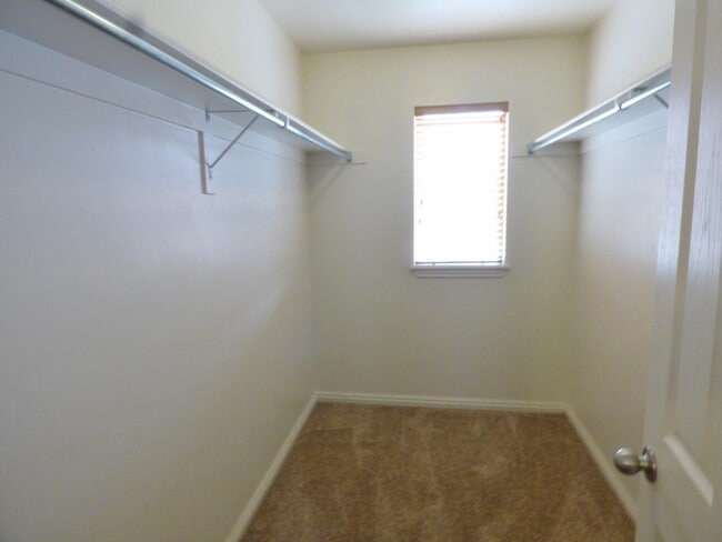 Building Photo - 3 Bd 3.5 Bath Model Like Townhome in Riverton