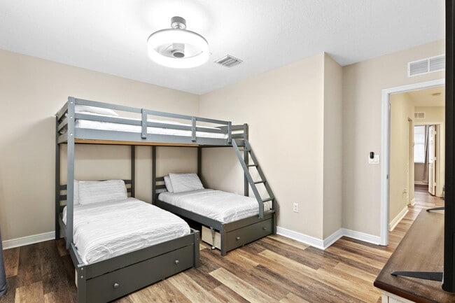 Building Photo - 1033 NE 17th Way