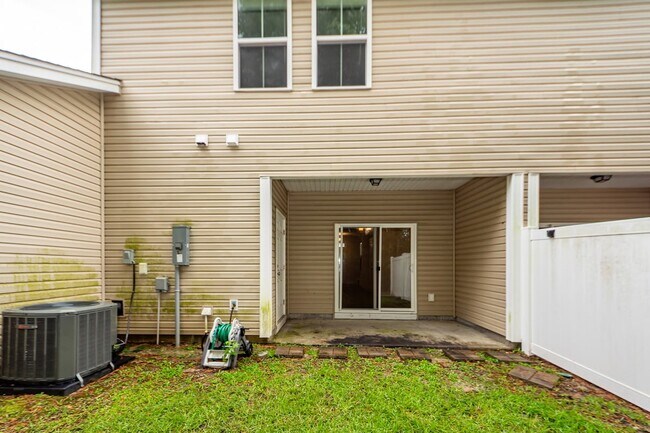 Building Photo - 7787 Montview Rd
