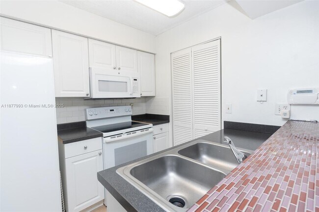 Primary Photo - 1227 SW 46th Ave