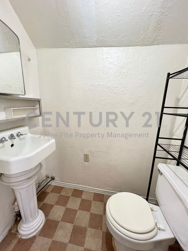 Building Photo - Great 1/1 Efficiency Apartment Within Walk...