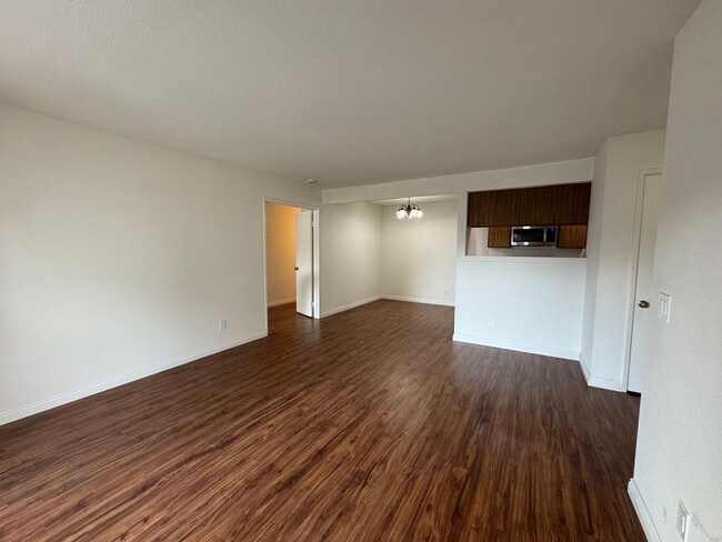 Building Photo - 1Bd/1Ba Condo in Gated Huntington Beach Co...