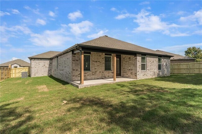 Building Photo - 981 PEBBLE Dr