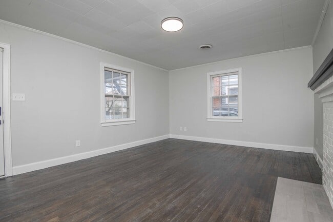 Building Photo - 2440 Woodbine Ave