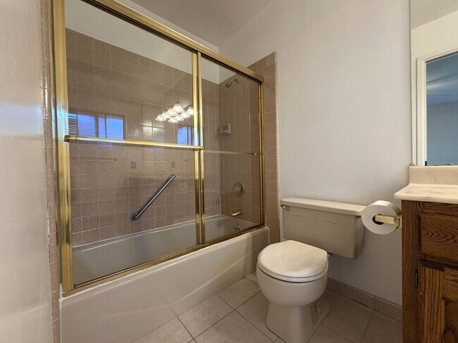 Building Photo - Spacious 3BD/2BA Redwood City Home | Two L...