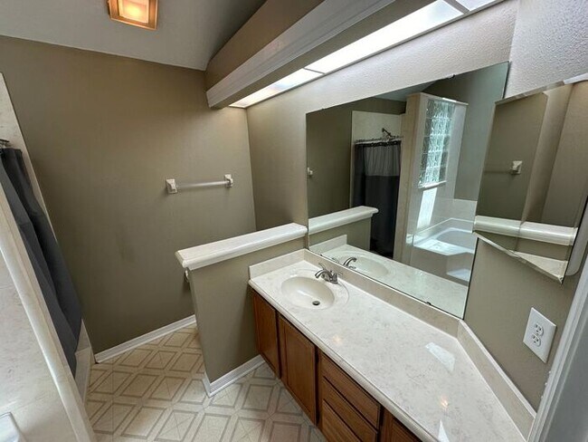 Building Photo - Cozy 3 bed 2.5 bath home in the heart of O...