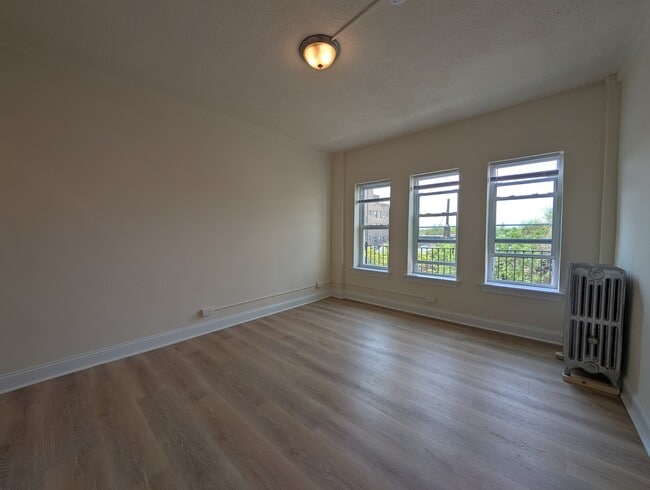 Building Photo - 5417 N Kenmore Ave