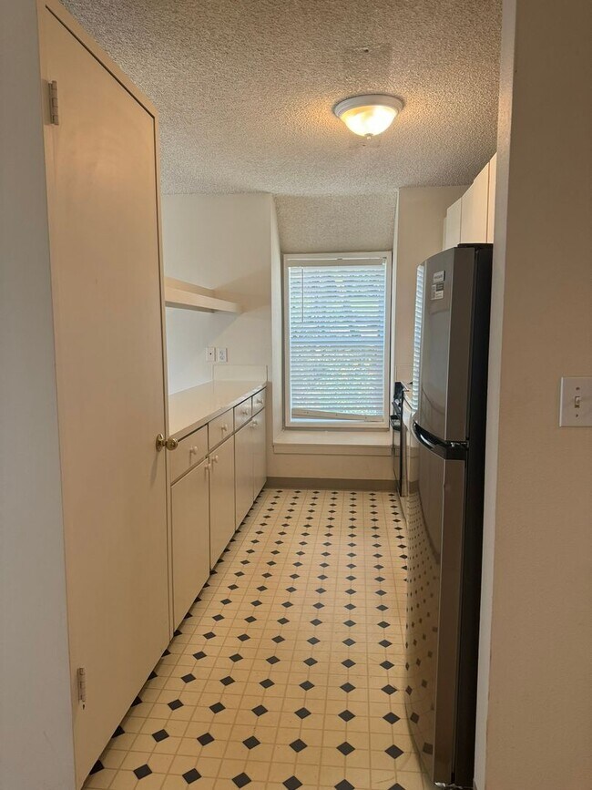 Building Photo - Refreshed Rental Rate One-Bedroom Condo Lo...