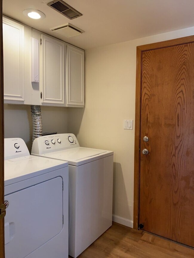 Building Photo - Spacious West-Side Tri-Level Home