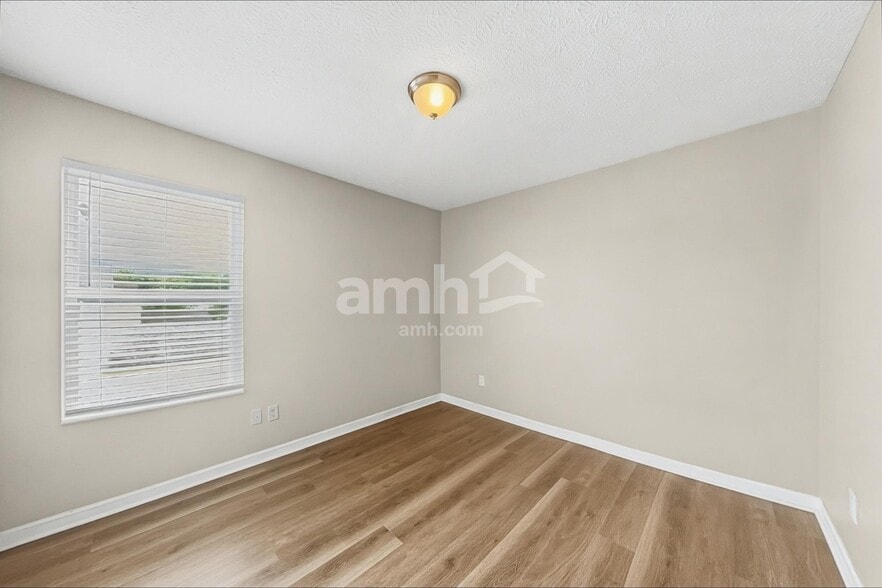 Building Photo - 838 Avalon Dr