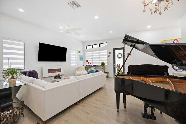 Building Photo - 7520 N Coolidge Ave