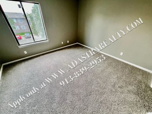 Building Photo - Updated 3 Bedroom 1 Bathroom Apartment in ...