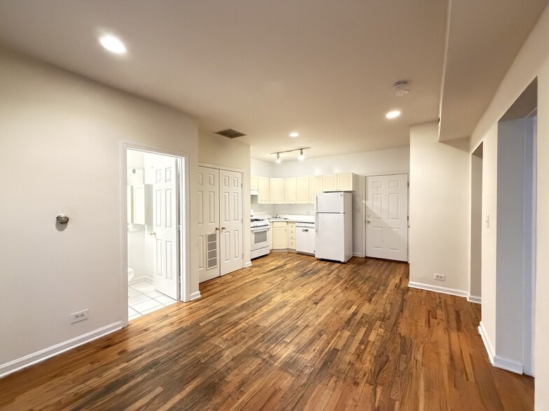 Building Photo - 909 W Dakin St