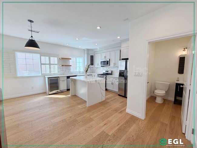 Building Photo - 1521 S Hayworth Ave