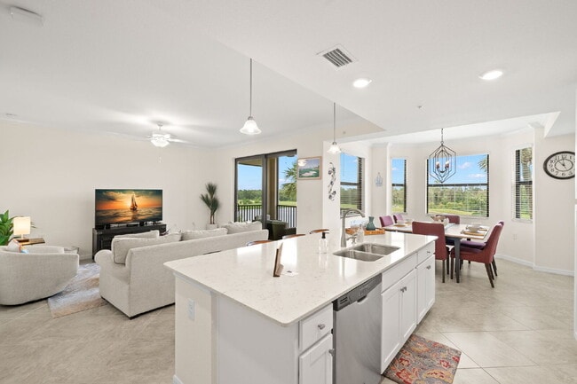 Building Photo - Fully Furnished Condo For Rent in Bradenton!