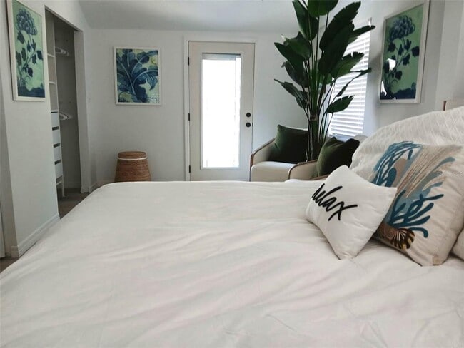 Building Photo - 6980 Poinsetta Ave