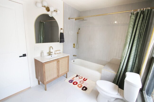 Building Photo - 102 W Emma St