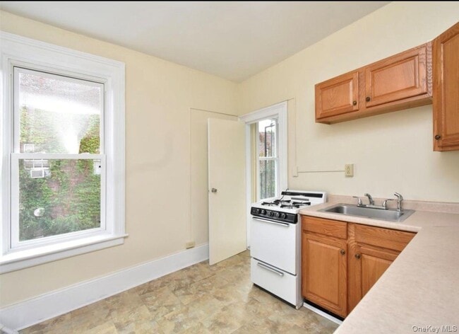 Building Photo - 457 Main St