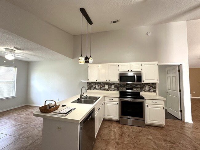 Building Photo - 147 Steeplechase Dr