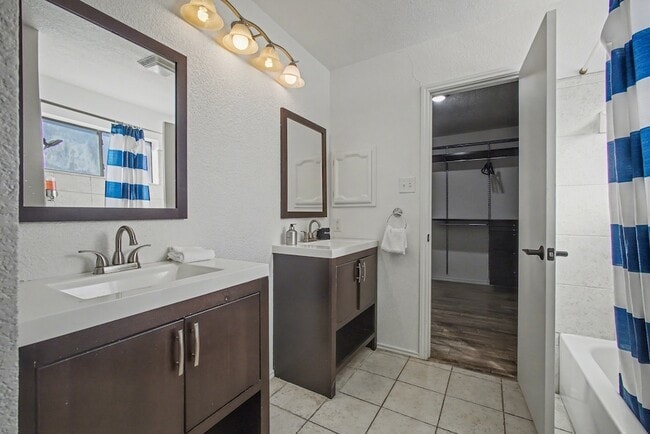 Building Photo - 913 Sandhurst Dr