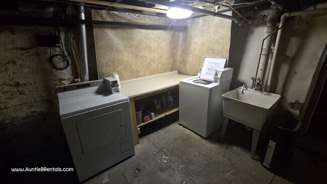 Building Photo - 4 bed with office, upper level Duplex pets...