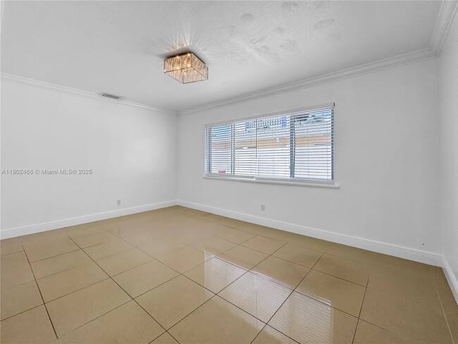 Building Photo - 508 SE 9th Ct