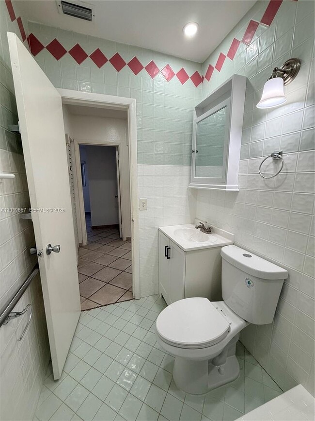 Building Photo - 561 W 39th St