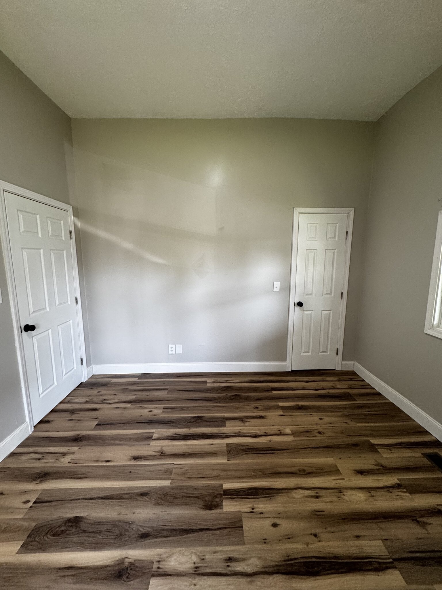 Building Photo - 118 Bank St