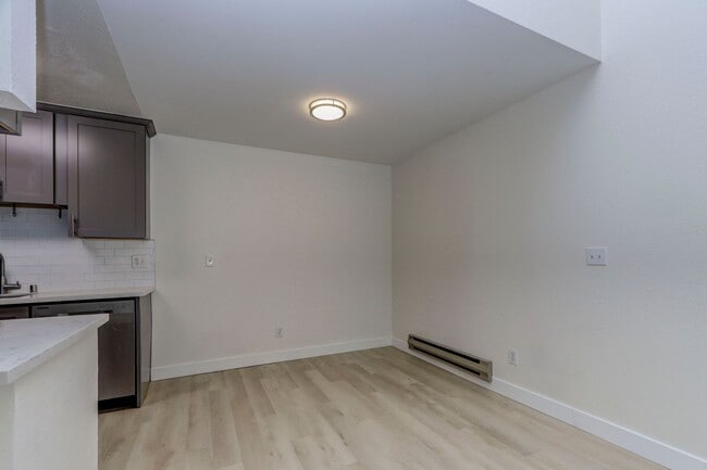 Building Photo - 845 Woodside Way