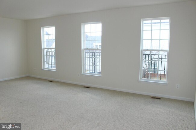 Building Photo - 13570 Village Green Dr