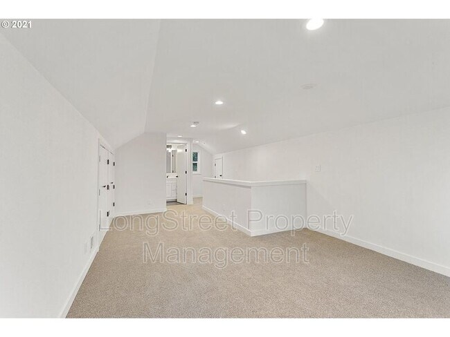 Building Photo - 6014 SE Insley St