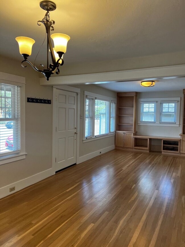 Building Photo - ** MOVE IN SPECIAL $500 OFF THE FIRST MONT...