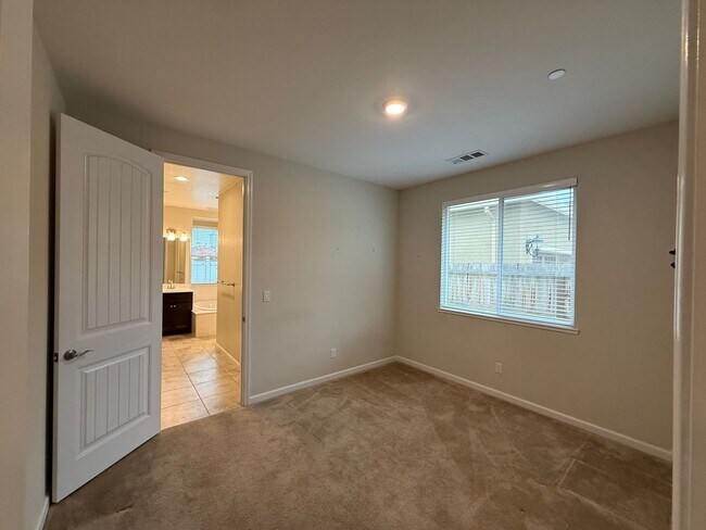 Building Photo - 2021 built two story in Oakdale!