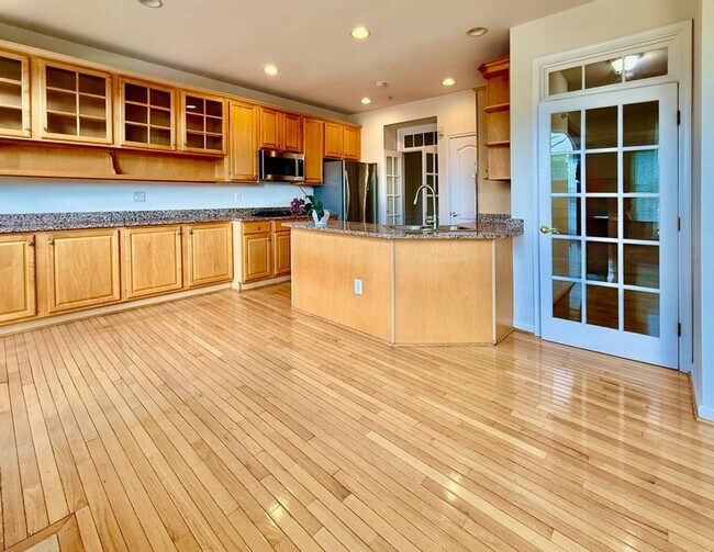 Building Photo - Brand new upgraded 4 Bedroom Townhouse for rent