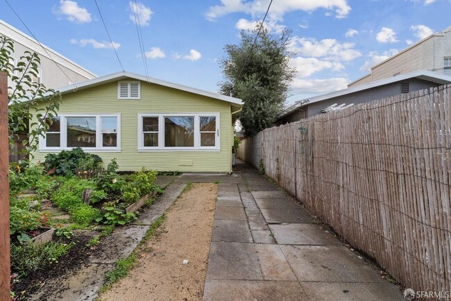 Building Photo - 689 43rd St