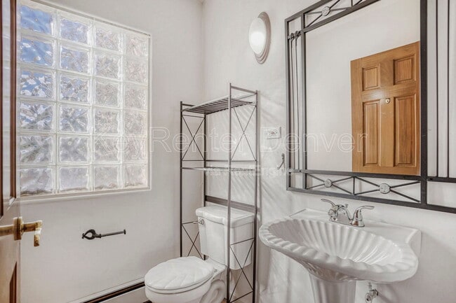 Building Photo - 990 Beech St