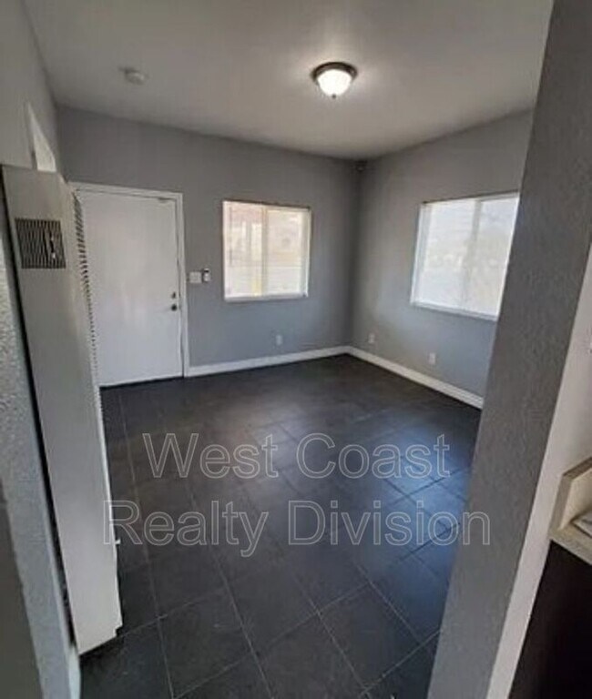 Building Photo - 1355 W 5th St