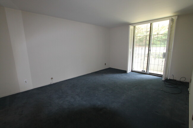Building Photo - Epic REA: Top Floor 2 BR/2 BA Condo, Pano ...