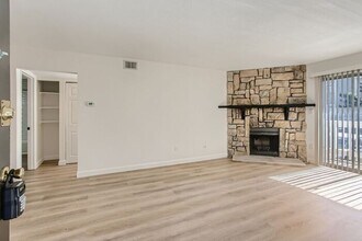 Building Photo - Updated 1BR in Prime DTC Location