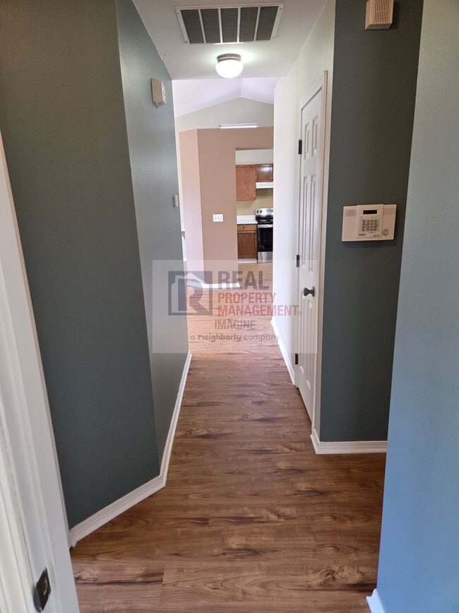 Building Photo - Check out this wonderful 3.0 bedroom, 2.0 ...