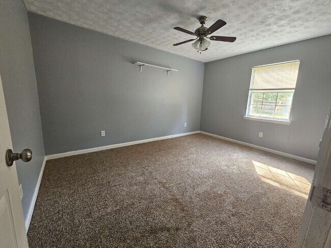 Building Photo - 4 bedroom home only 15 minutes from Fort S...