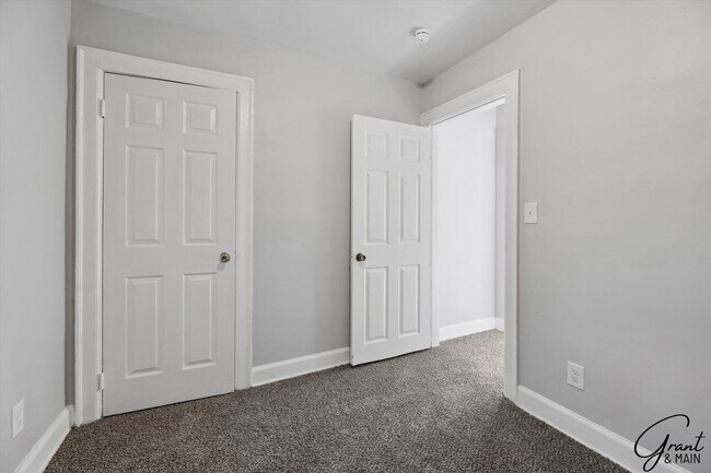 Building Photo - $1250 3 bedrooms