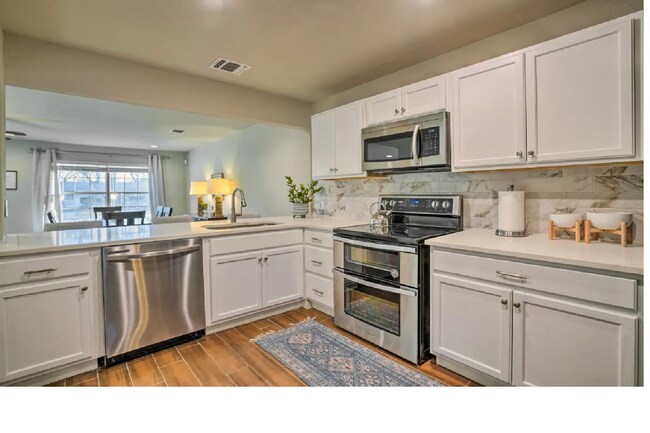Kitchen - 127 Loy Dr