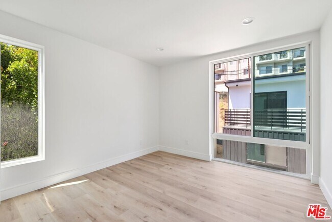 Building Photo - 2113 Holly Dr